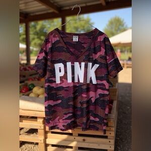 PINK V-Neck Camo T-Shirt - Red & Black Camouflage Tee size medium